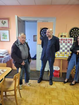 J Hall na obisku v sahovskem krozku, foto D. Skerbis (1)